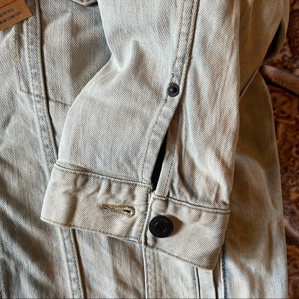 NWT Men’s light wash denim jean jacket - Picture 4 of 8